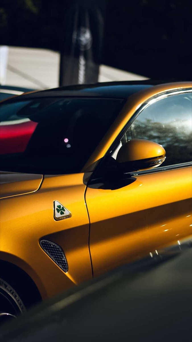 Złota Alfa Romeo Quadrifoglio — detal