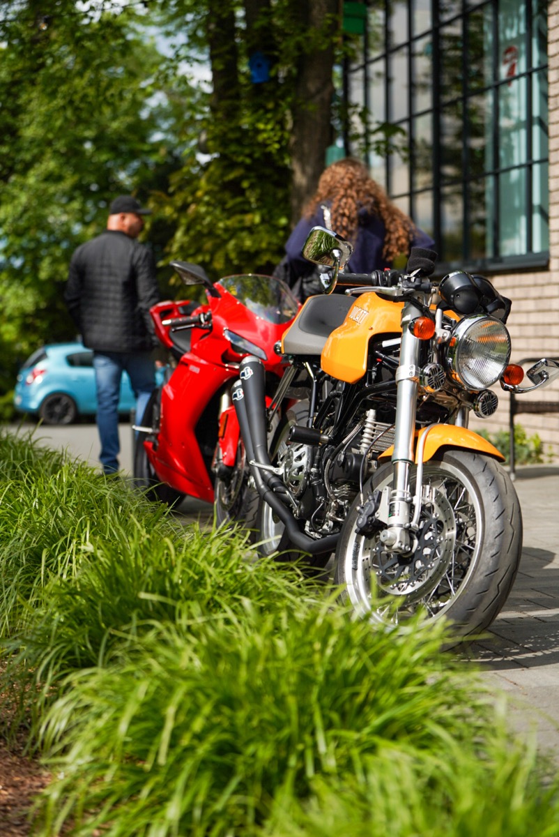 Ducati i włoskie motocykle w zieleni