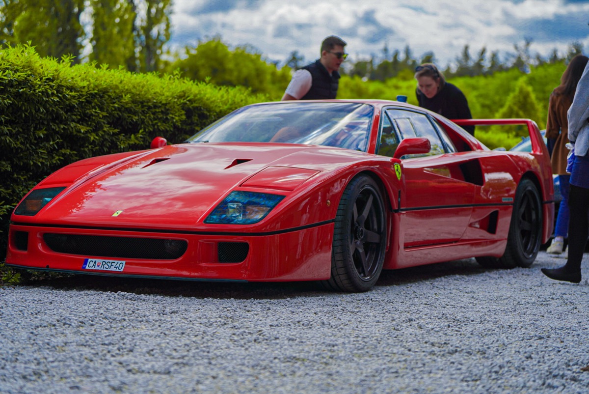 Ferrari F40 na żwirowym podjeździe