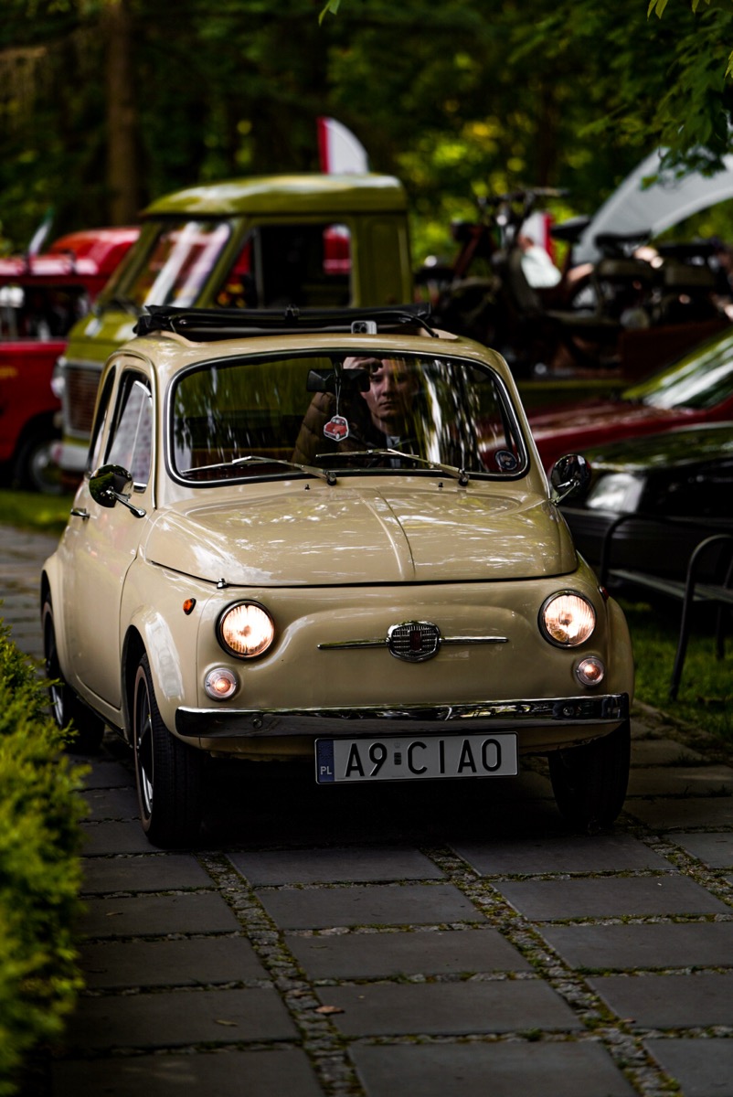 Klasyczny Fiat 500 z tablicą CIAO