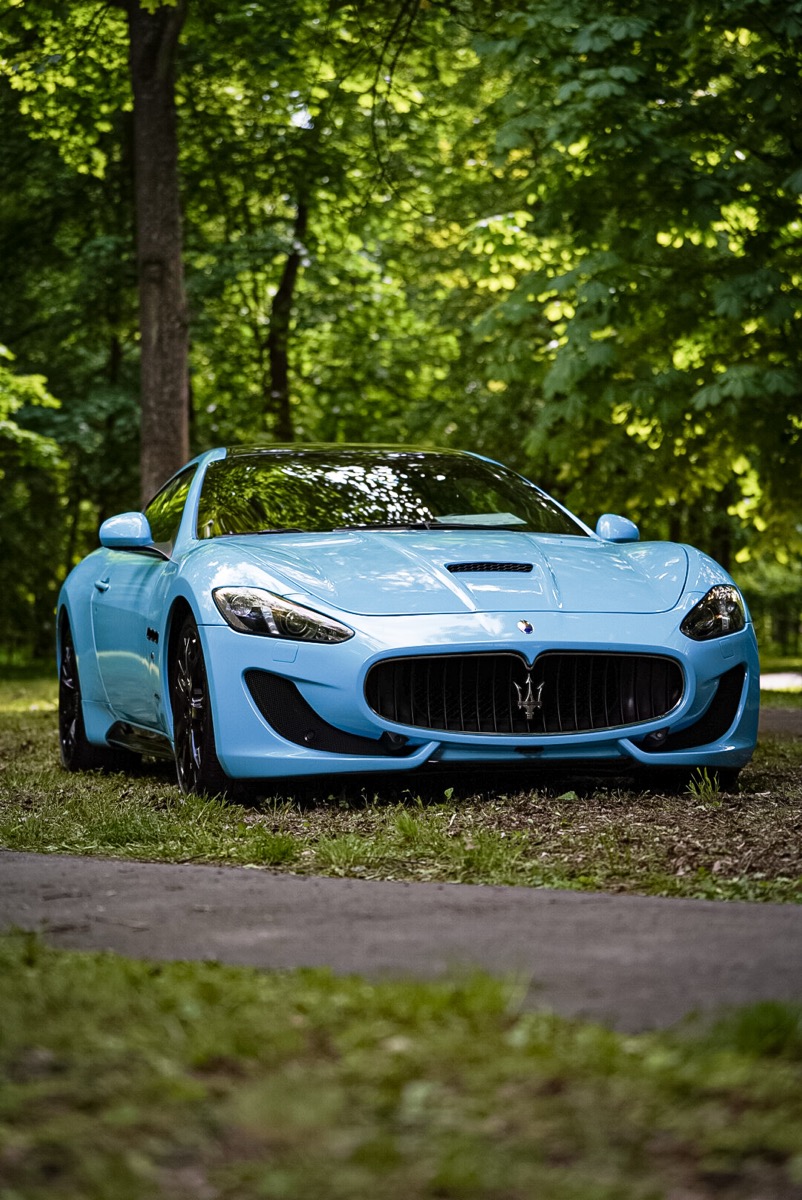 Błękitne Maserati GranTurismo w parku
