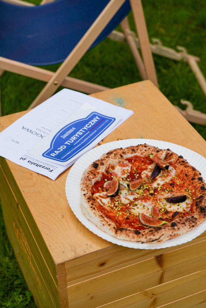 Włoska pizza na przerwie rajdowej