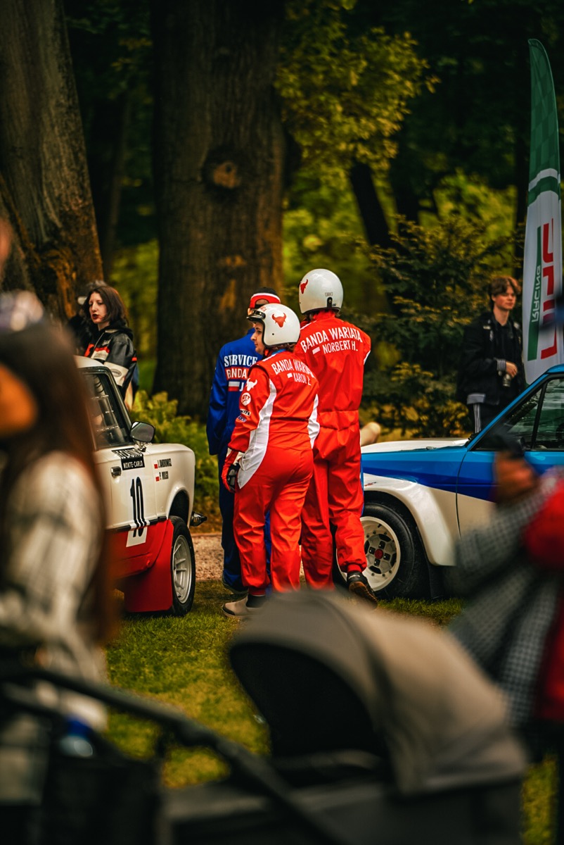 Kierowcy rajdowi w kombinezonach