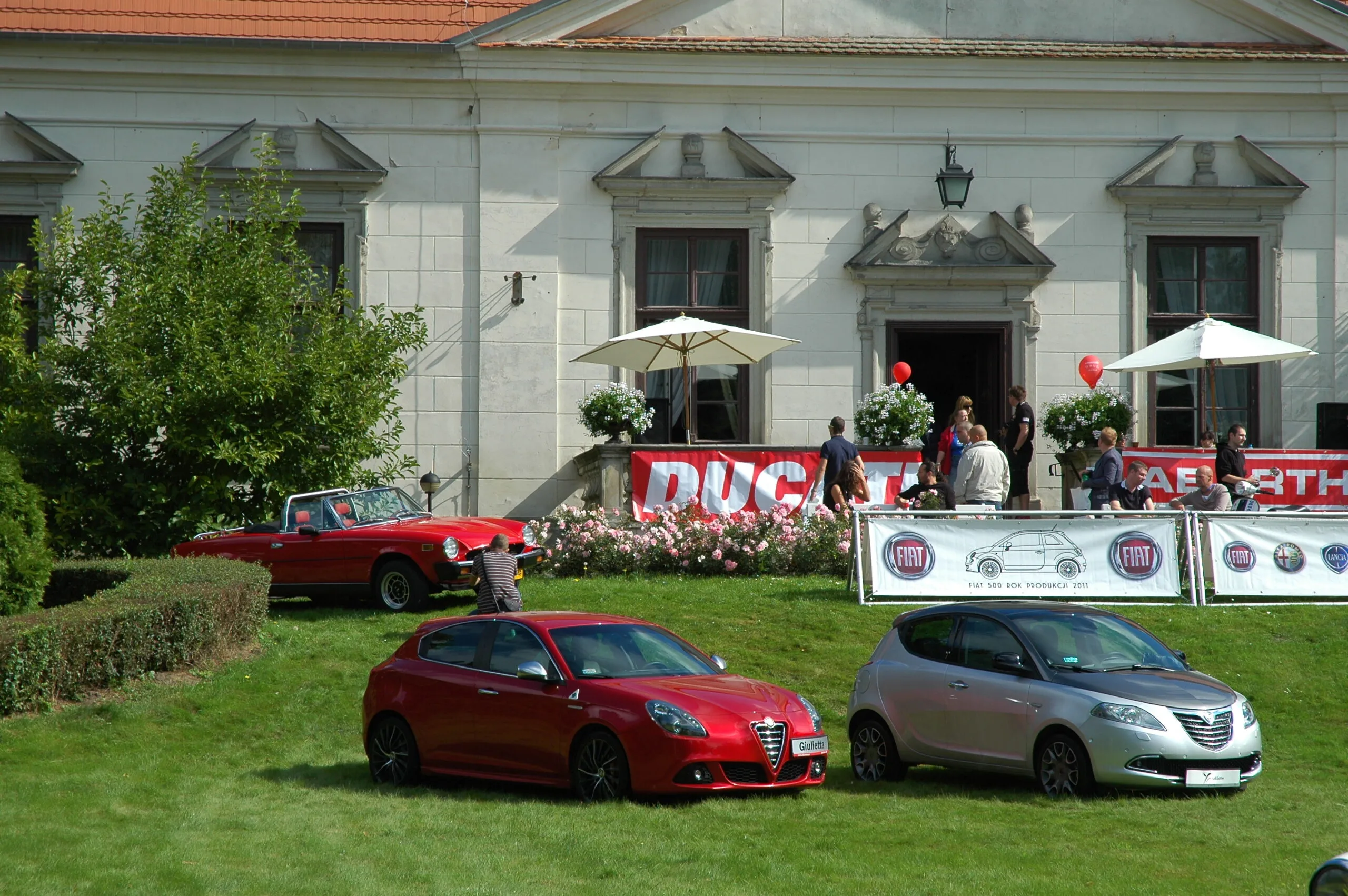 Włoskie auta na trawniku